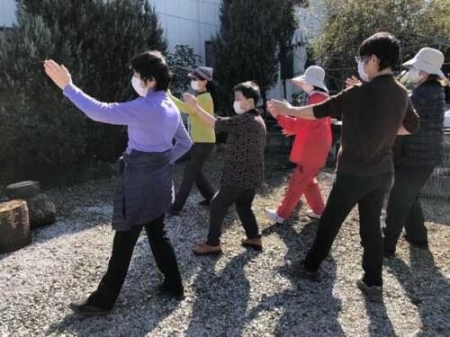 東洋医学講習会太極拳屋外